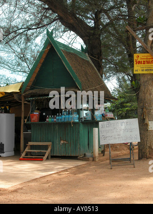 Kiosk mit Getränken und Erfrischungen, zwischen Straße und Strand Rayong, Thailand gelegen Stockfoto