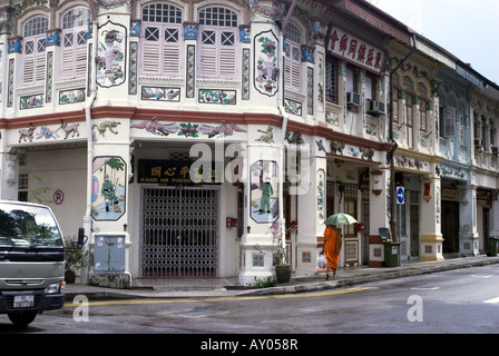 Typische Architektur, Geylang, Singapur mit buddhistischer Mönch. Stockfoto