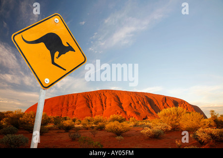 Uluru / Ayers Rock bei Sonnenuntergang mit ikonischen Känguru Schild Stockfoto