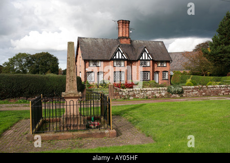 Schöne Wohnungen in Tiverton Cheshire England mit einem Kriegerdenkmal liegt vor Stockfoto