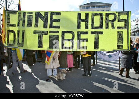 Paris FRANKREICH, Tibet Demonstration von tibetischen Gruppen "globaler Tag für Tibet" Protestschild in Französisch, lautet: "China aus Tibet heraus" Protest gegen china Stockfoto