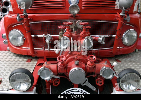 Pumpen von einem alten Feuerwehrauto Stockfoto