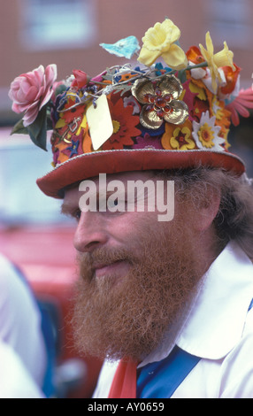 Morris-Tänzer dekorierten Hut. Manley Morris Teammitglied 1970s um 1975 Cheshire England UK. HOMER SYKES Stockfoto