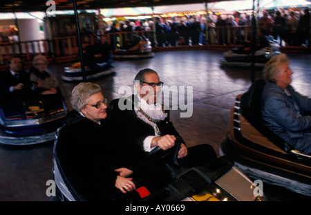 Nottingham Goose Fair 1980 s UK. Herr Bürgermeister von Nottingham & Frau die Frau Bürgermeisterin eine Fahrt auf dem Dodgem Autos HOMER SYKES nehmen Stockfoto