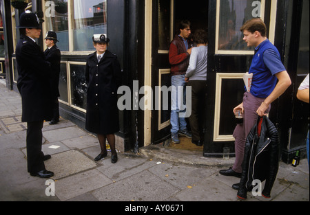 Fans von Chelsea Football aus den 1980er Jahren überwachen die Menge vor dem Lord Nelson a Watney Combe Reid Pub in der New Kings Road. London um 1985 GB Stockfoto