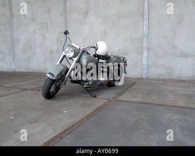 Alten Stil grau Harley Davidson fat Boy mit einem weißen Helm auf den Lenker geparkt Stockfoto