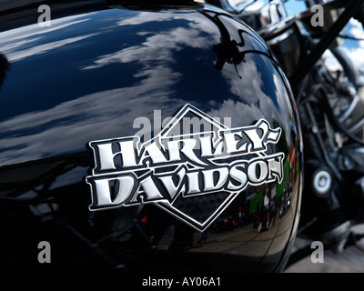 Schöne individuelle Chrom Harley Davidson Gas Tank Logo auf eine schwarze Wanne Stockfoto