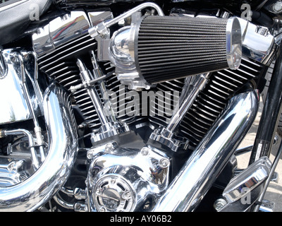 Glänzend polierte Harley Davidson V Twin Motor mit viel Chrom und ein Aftermarket Luftfilter Stockfoto