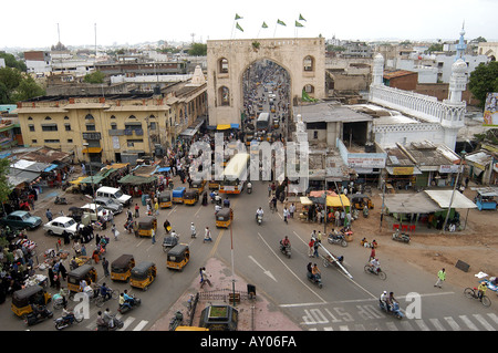 AERIAL Blick von der alten Stadt der CHARMINAR zeigt überfüllt mit Menschen und Autos HYDERABAD ANDHRA PRADESH, Indien Stockfoto