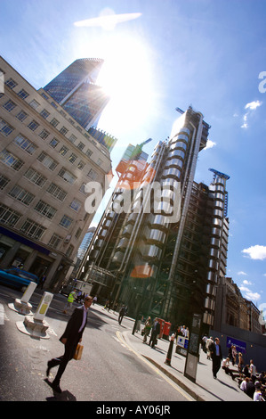 Lloyds Gebäude mit Passanten vorbei Stockfoto