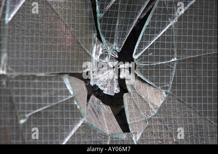 zertrümmerte verstärkte Glasfenster in Belfast City Centre Stockfoto