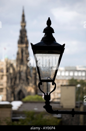 Eine alte Straßenlaterne in einer Gasse in Edinburgh, Schottland Stockfoto