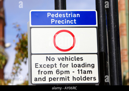 Fußgängerzone melden keine Fahrzeuge mit Ausnahme von Be- und Genehmigung Inhaber in Belfast City Centre Stockfoto