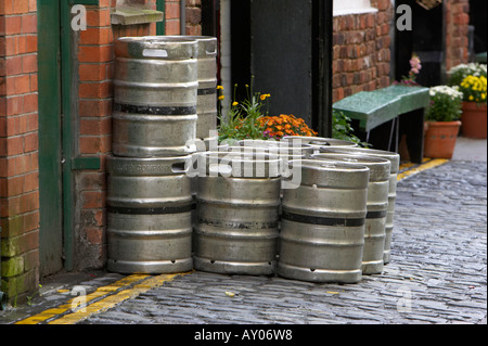 Guinness Fass sitzt auf doppelte gelbe Linien auf gepflasterten Straße vor Pub im Cathedral Quarter in Belfast City Centre Stockfoto