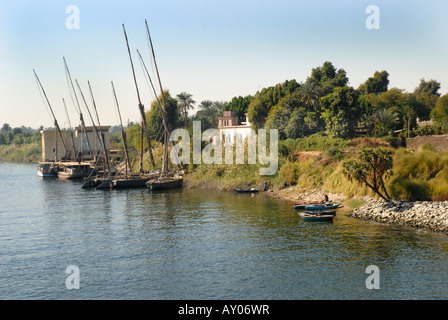 Kreuzfahrt auf dem Nil in Ägypten mit Feluken am Ufer Stockfoto