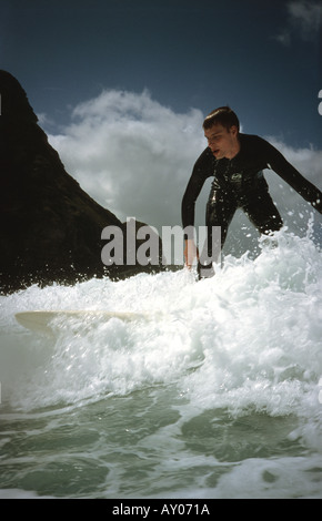 Surfen, Wellenreiten auf Surfbrett bei Porthtowan Cornwall uk Stockfoto