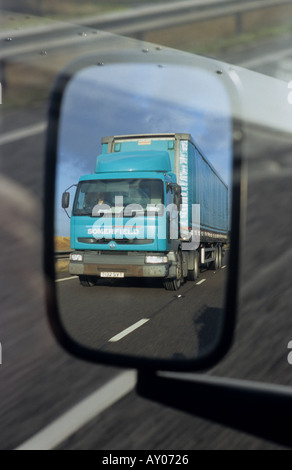 LKW spiegelt sich in Fahrzeug-Außenspiegel, die Reisen auf der al-m1-Straße in der Nähe von Leeds Yorkshire uk Stockfoto