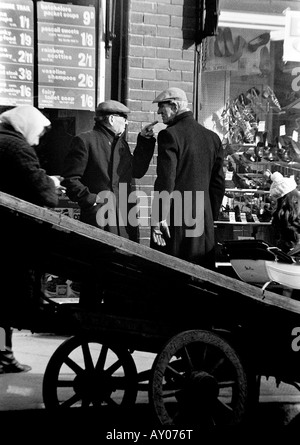 Zwei Männer streiten in North End Road Fulham London Großbritannien 1967. Stockfoto