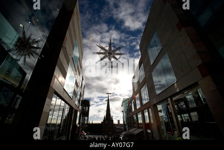 Eine Weihnachts-Dekoration aufgehängt über Birmingham City Centre St Martins in der Bull RIng England UK Stockfoto