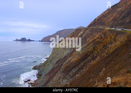 Felsen stürzen auf den Pazifischen Ozean in Point San Pedro südlich von Pacifica CA Stockfoto