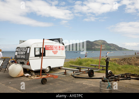 Schrullige Fähre Ticket Büro in Lamlash auf der Isle of Arran in Schottland mit heiligen Insel im Hintergrund Stockfoto