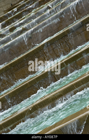 Wasser läuft nach unten Schritte in eine große Kaskade aus einem Brunnen im Garten Wasserspiel Stockfoto