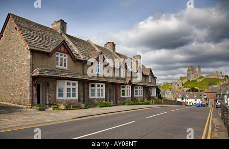 Corfe Castle Dorfstraße und Burgruine, Dorset, England Stockfoto