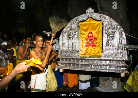 Am Abend Prozession tragen Shiva zum Schlafzimmer von Meenakshi, Meenakshi-Tempel, Madurai, Tamil Nadu, Indien Stockfoto