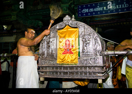 Am Abend Prozession tragen Shiva zum Schlafzimmer von Meenakshi, Meenakshi-Tempel, Madurai, Tamil Nadu, Indien Stockfoto