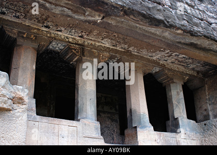 Ajanta Höhle 11: Fassade mit steingemeißelten Säulen in Veranda, Aurangabad, Maharashtra, Indien Stockfoto