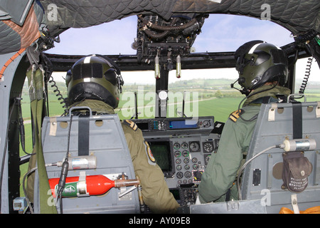 Royal Navy Militärhubschrauber Flugbesatzung ein Luchs auf einem niedrigen Niveau von RNAS Yeovilton fliegen Flug über Somerset Stockfoto