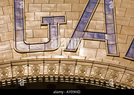 Detail der Kacheln auf der Fassade des Blackpool s Wintergärten Theater zeigt die Buchstaben G A Stockfoto