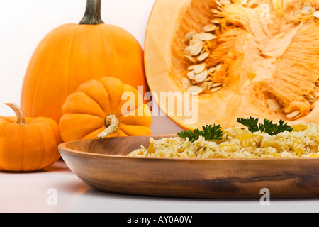 Ein Risotto, zubereitet mit geröstetem essbarem Kürbis mit Verzierung ganzer orangener Kürbisse, niemand aus dem unteren Winkel horizontal in den USA Hi-res Stockfoto