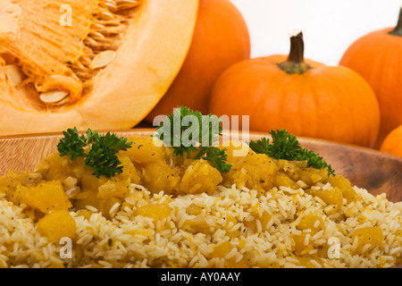 Ein Risotto, zubereitet mit geröstetem essbarem Kürbis, mit Verzierung ganzer orangener Kürbisse, niemand über der Horizontalen in den USA Hi-res Stockfoto