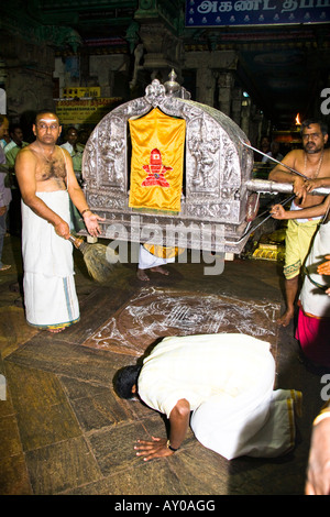 Am Abend Prozession tragen Shiva zum Schlafzimmer von Meenakshi, Meenakshi-Tempel, Madurai, Tamil Nadu, Indien Stockfoto