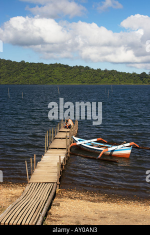 Boot am Danau Bratan angedockt Stockfoto