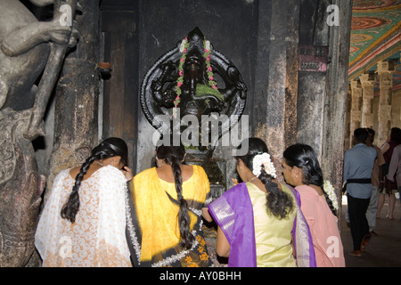 Weibliche Gläubige beten vor einem Ganesh Schrein, Meenakshi Tempel, Madurai, Tamil Nadu, Indien Stockfoto