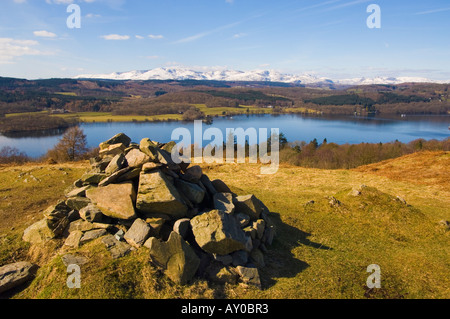 Blick vom Rosthwaite Höhen Lake District in Windermere auf Coniston Fells Nordwestgrat und Langdale Pikes Stockfoto