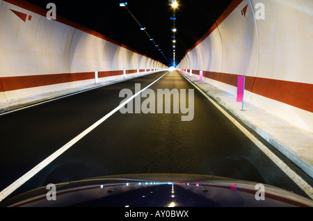 Sardinien, Italien; Tunnel auf der SS125 Stockfoto