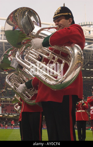 Cardiff 14 2 04 Millenium Stadion Tuba-Spieler in die Regimentsmusik des Royal Regiment of Wales dw Stockfoto