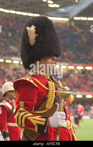 Cardiff 14 2 04 Millenium Stadion Tambourmajor der Regimentsmusik des Royal Regiment of Wales dw Stockfoto