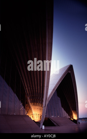 Grafik und kantige Detail der Sydney Opera House Gebäude- und Aufbauten in Sydney, Australien in der Abenddämmerung Stockfoto
