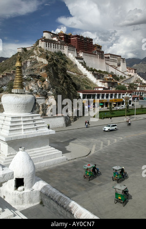 Gesamtansicht der Potala-Palast mit Stupa, Lhasa, Tibet autonome Region, China. Sept. 06. Stockfoto