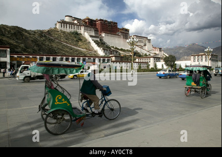 Rikscha außerhalb Potala Palast, Lhasa, Tibet, China. Sept. 06. Stockfoto