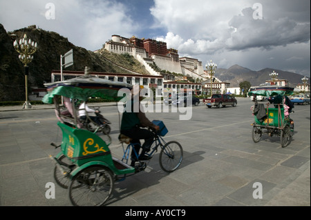 Rikscha mit Passagieren außerhalb Potala Palast, Lhasa, Tibet autonome Region, China. Sept. 06. Stockfoto