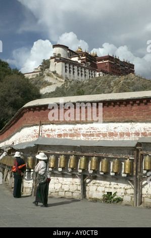 Pilger drehen Gebetsmühlen außerhalb Potala Palast, Lhasa, Tibet Autonomous Region, China. September 2006. Stockfoto