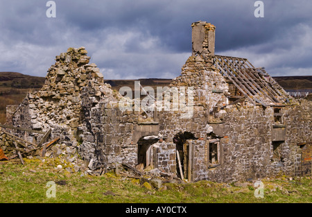 Verfallenes Bauernhaus unter dunklem Wolkenhimmel in der Nähe von Blaenavon Torfaen South Wales UK EU Stockfoto