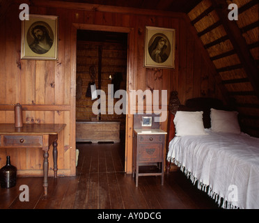 Innenraum ein Postkartenmotiv in Santana Dorf, Madeira, Portugal. Ein Postkartenmotiv ist ein typisches kleines Haus auf Madeira. Stockfoto