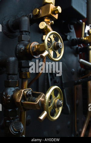 Detail der Messing-Regelventile auf eine Schmalspur-Dampflokomotive Stockfoto