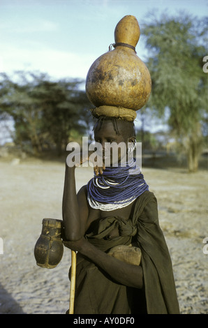 Turkana verheiratete Frau trägt einen Kürbis von Wasser auf dem Kopf Lokichar nördlichen Kenia in Ostafrika Stockfoto